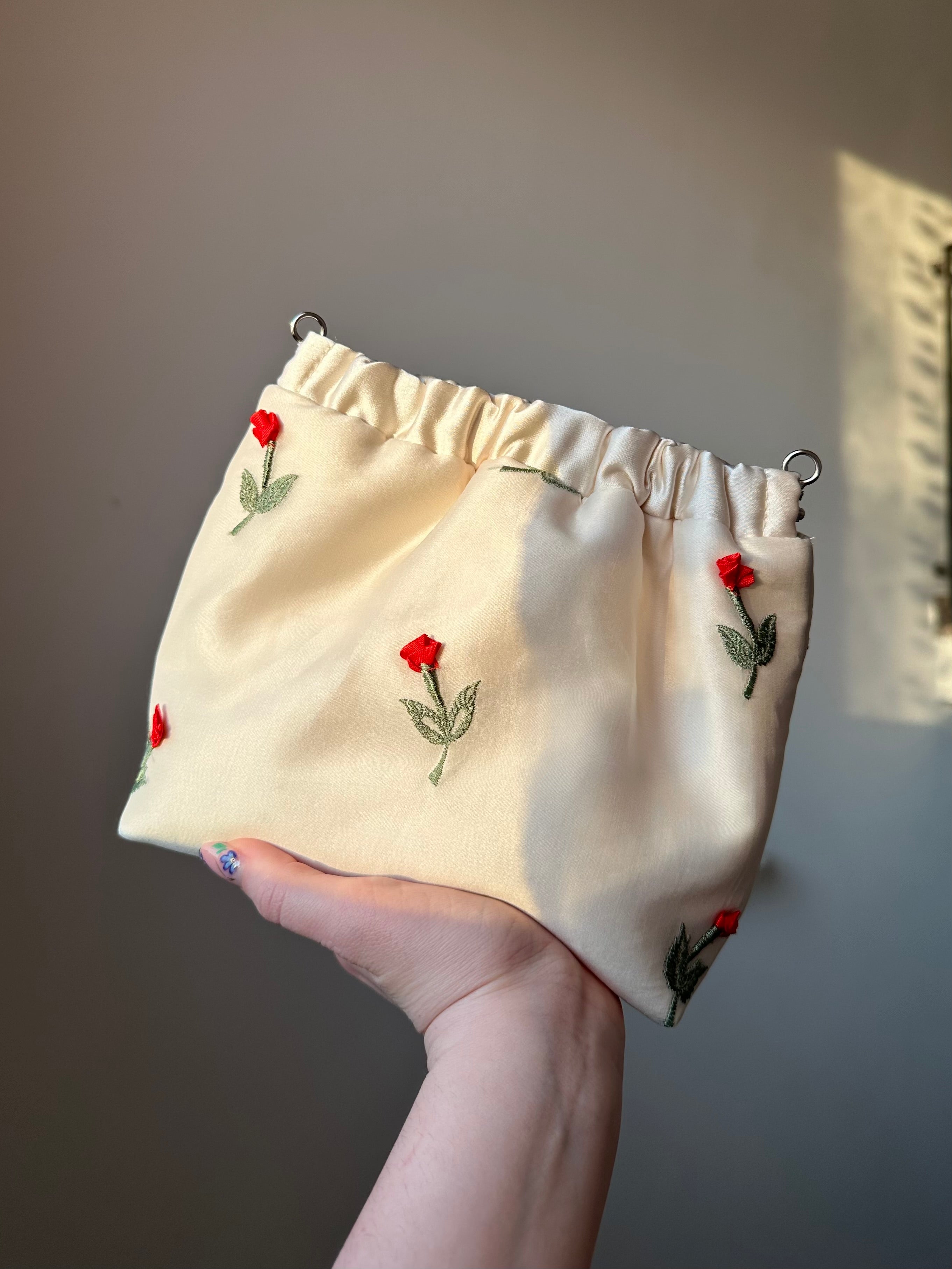 Pouch mini in seta con rose ricamate