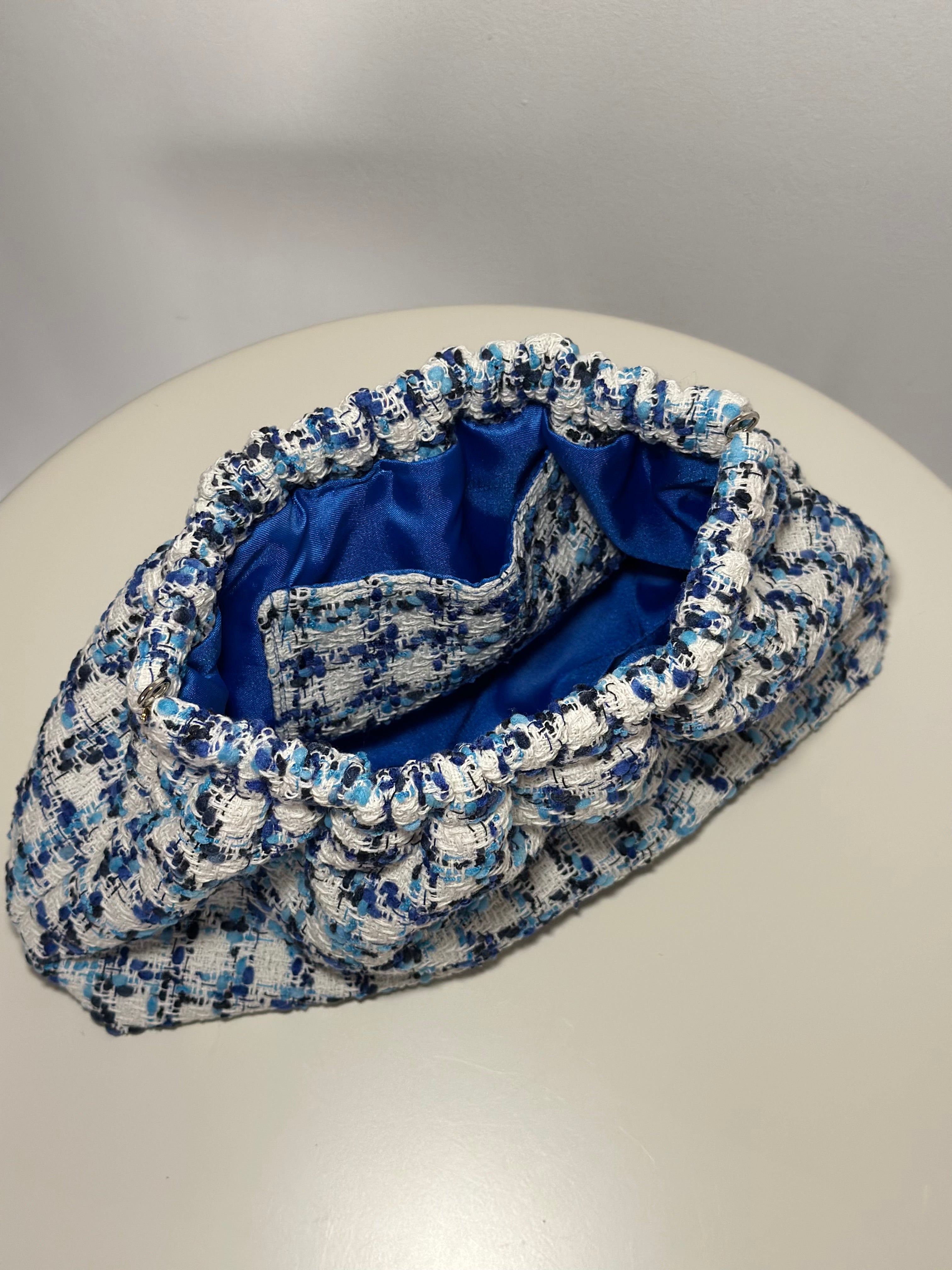 Pouch grande bouclè nei toni del blu