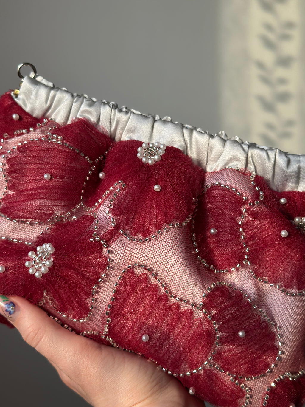 Pouch media tulle rosso con fiori