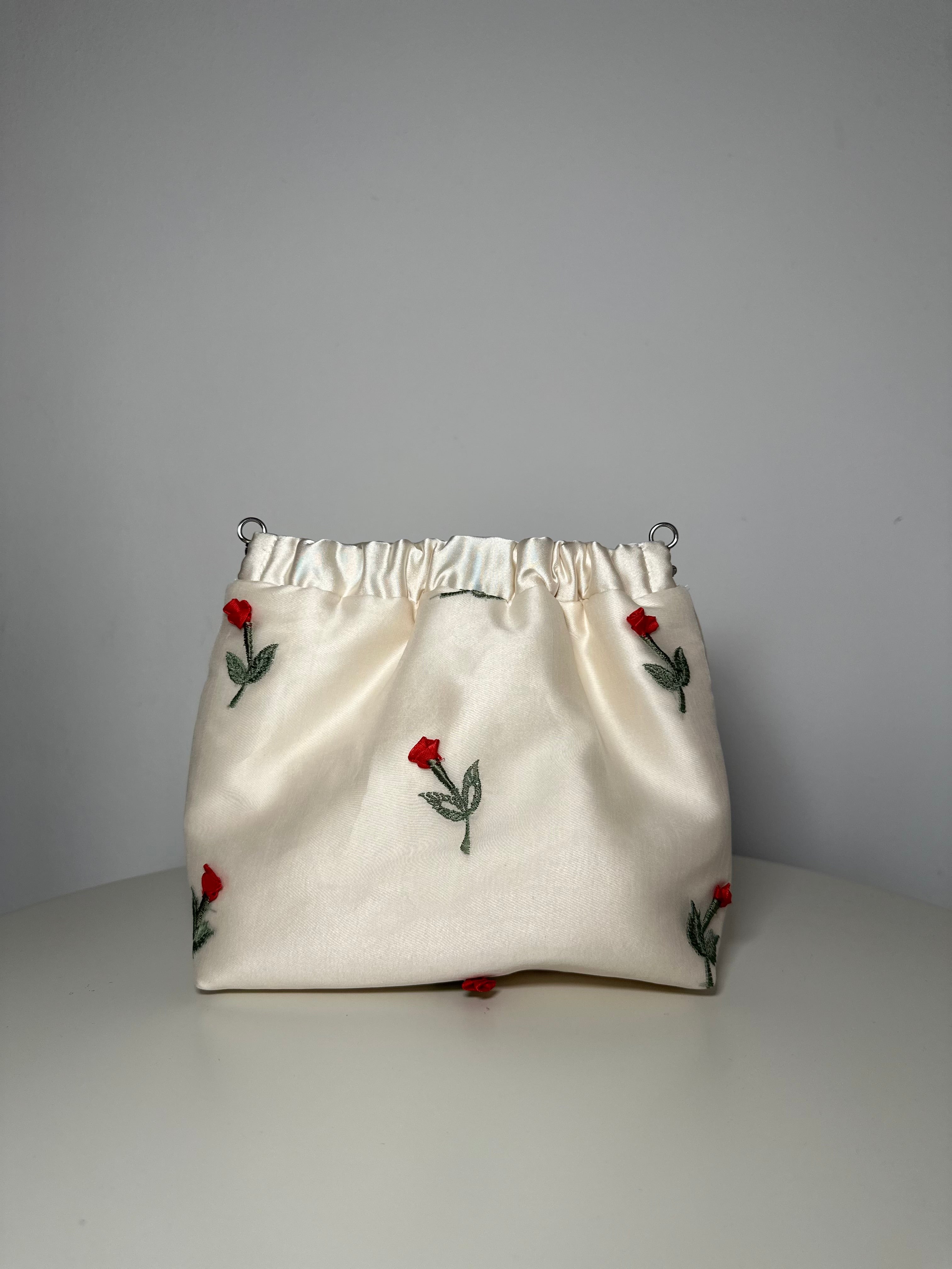 Pouch mini in seta con rose ricamate