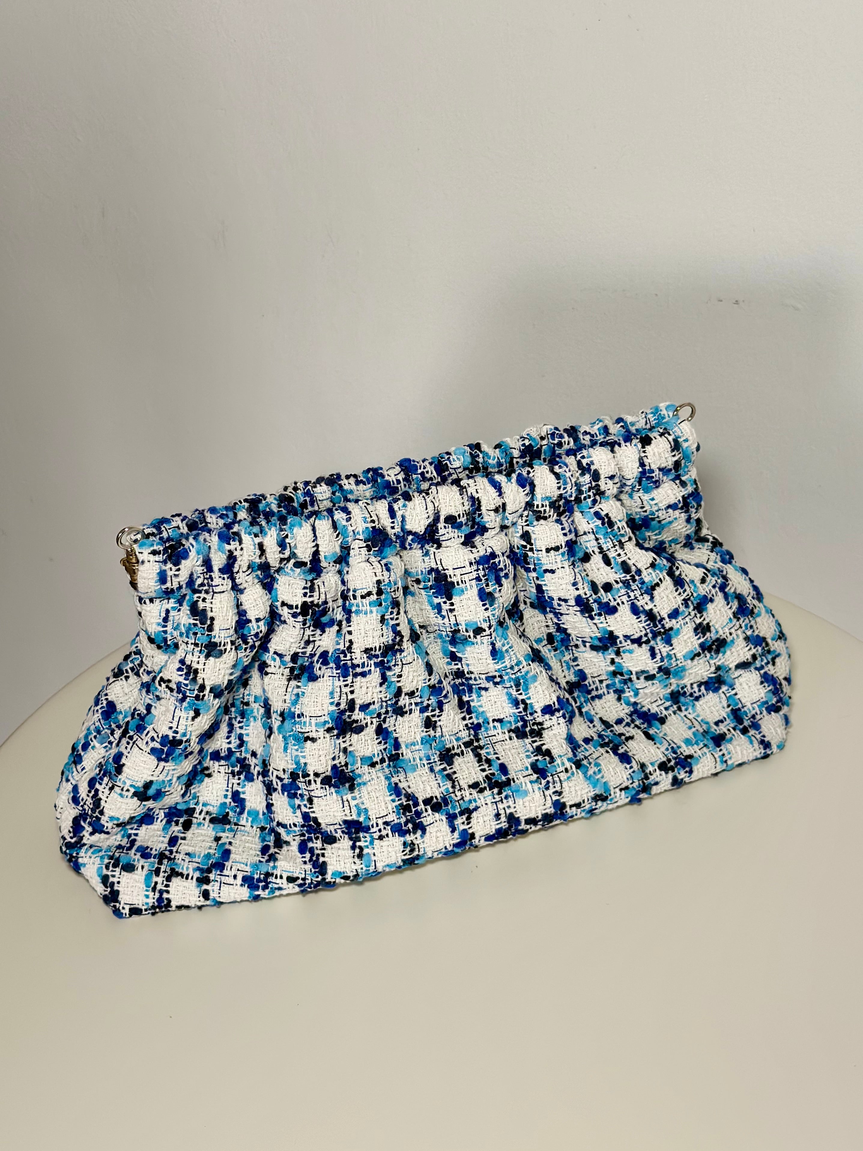 Pouch grande bouclè nei toni del blu