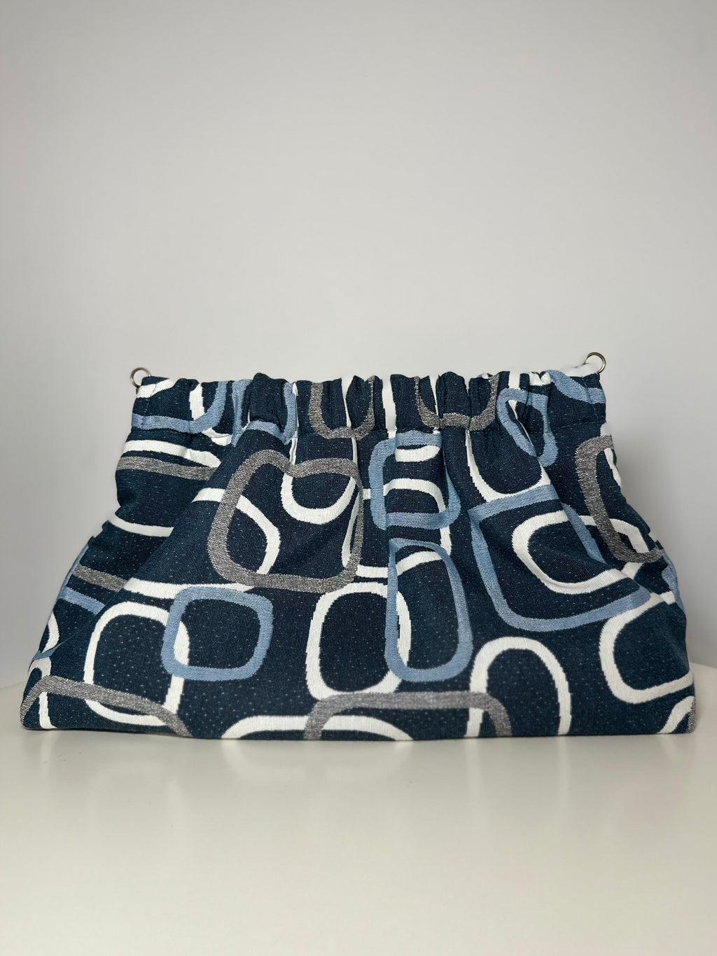 Pouch grande fantasia geometrica blu e bianca