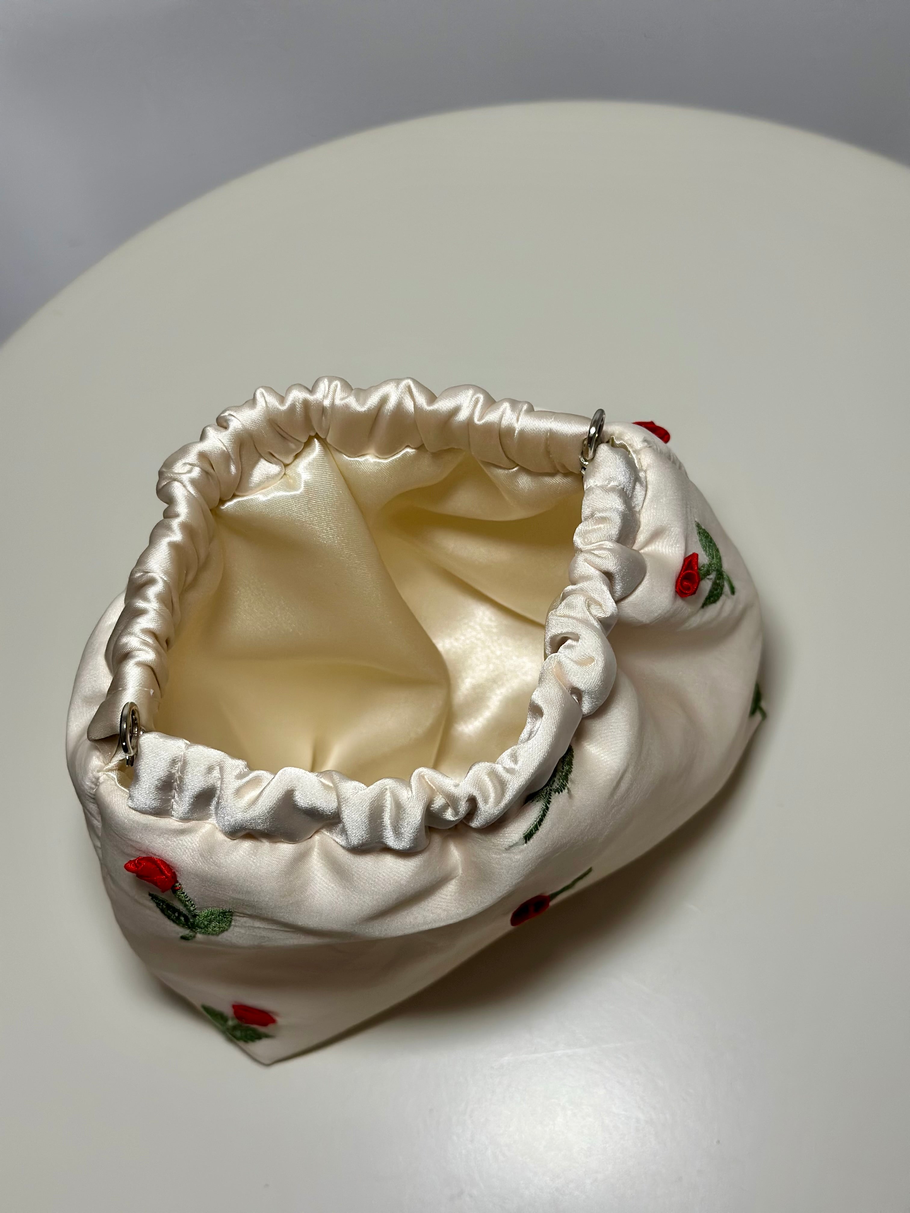 Pouch mini in seta con rose ricamate