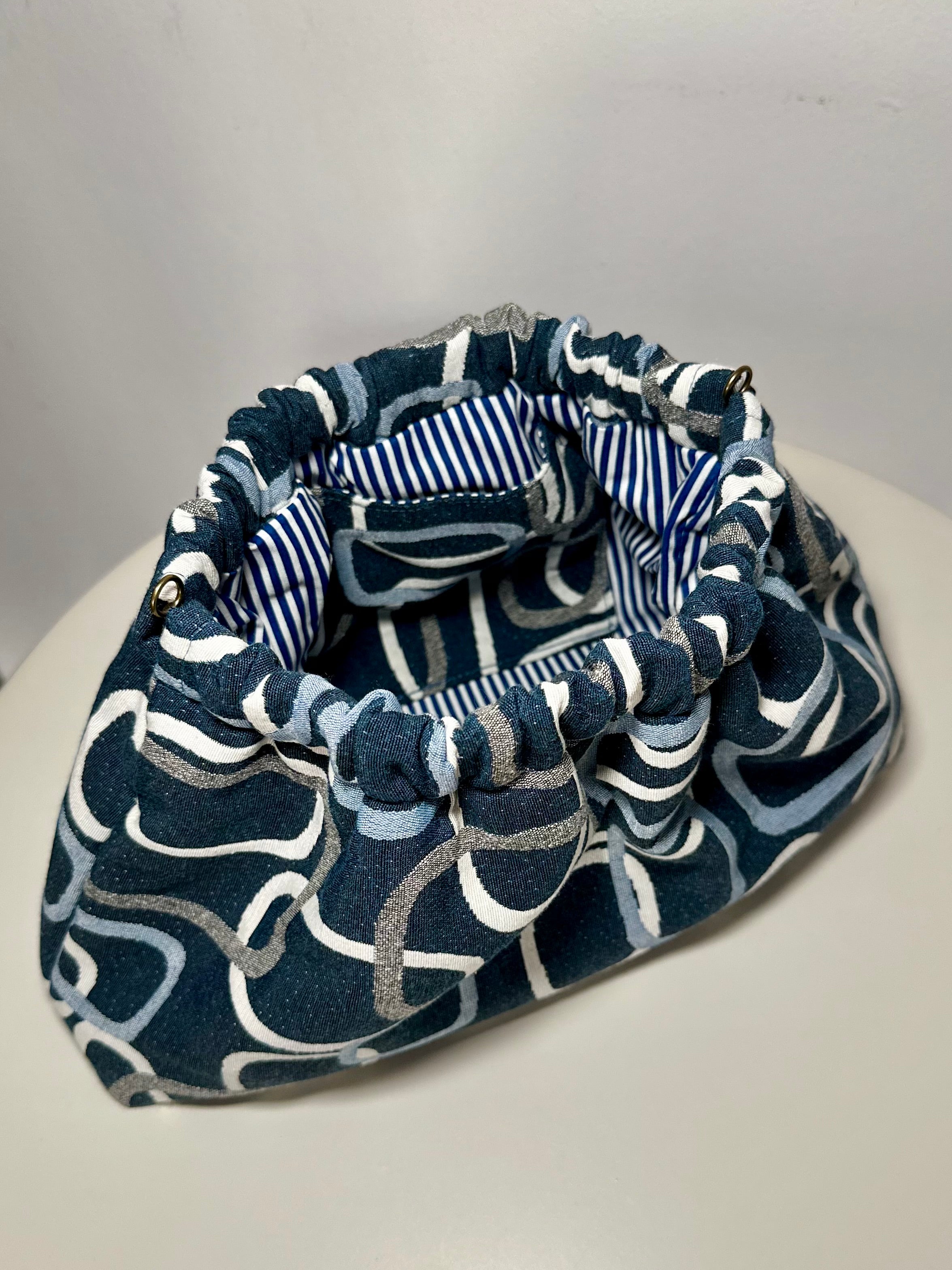 Pouch grande fantasia geometrica blu e bianca