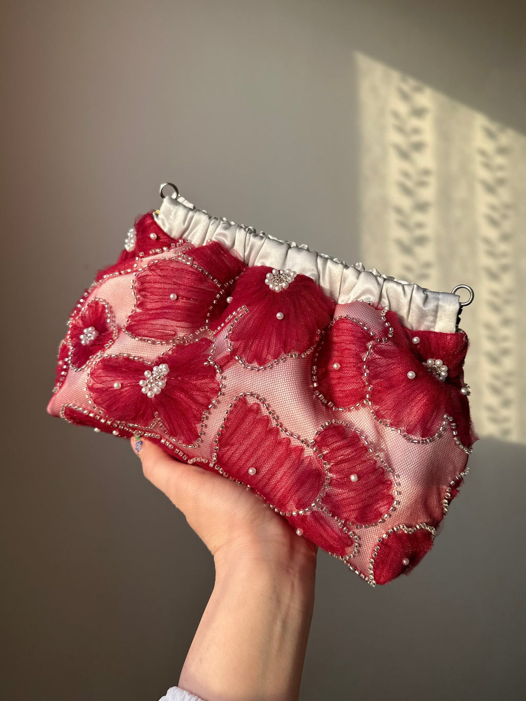 Pouch media tulle rosso con fiori